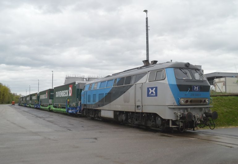 Sínen a nem daruzható félpótkocsik Regensburg és Lébény között