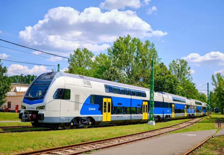 Emeletes KISS vonatok karbantartástámogatására írt alá szerződést a Stadler