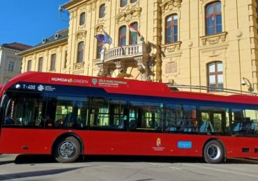 Négy önjáró trolibuszt adtak át Szegeden