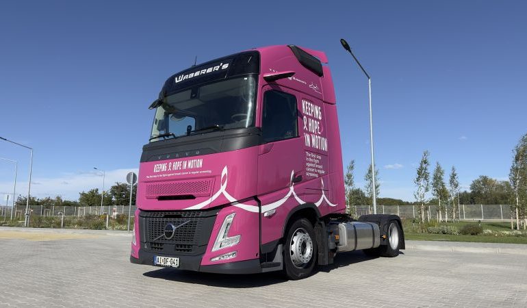 Különleges kamionokat indít útnak a Waberer’s és a Volvo Trucks a mellrák elleni küzdelem jegyében